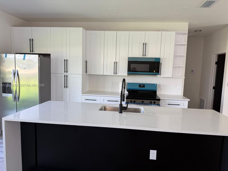 出租: $2,300 (3 贝兹, 2 浴室, 0 平方英尺)