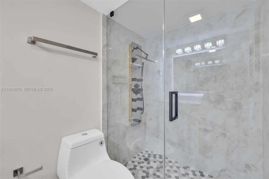 For Sale: $450,000 (1 beds, 2 baths, 943 Square Feet)