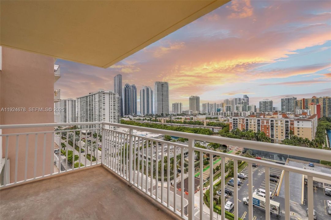 For Sale: $450,000 (1 beds, 2 baths, 943 Square Feet)