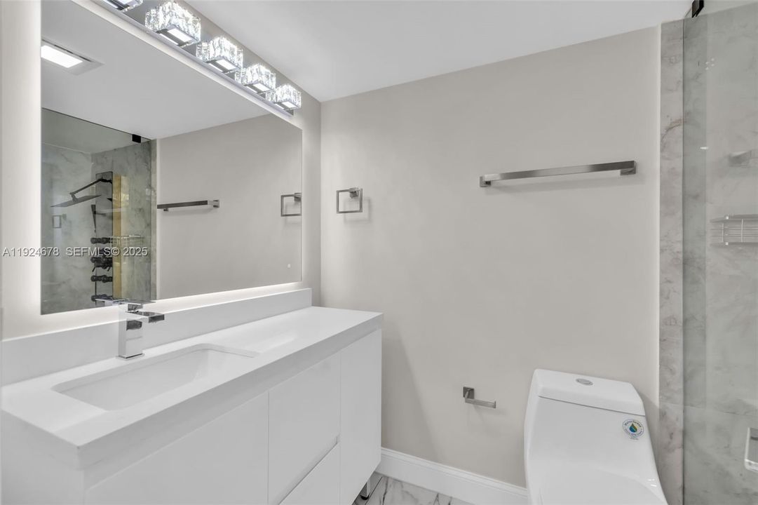 For Sale: $450,000 (1 beds, 2 baths, 943 Square Feet)