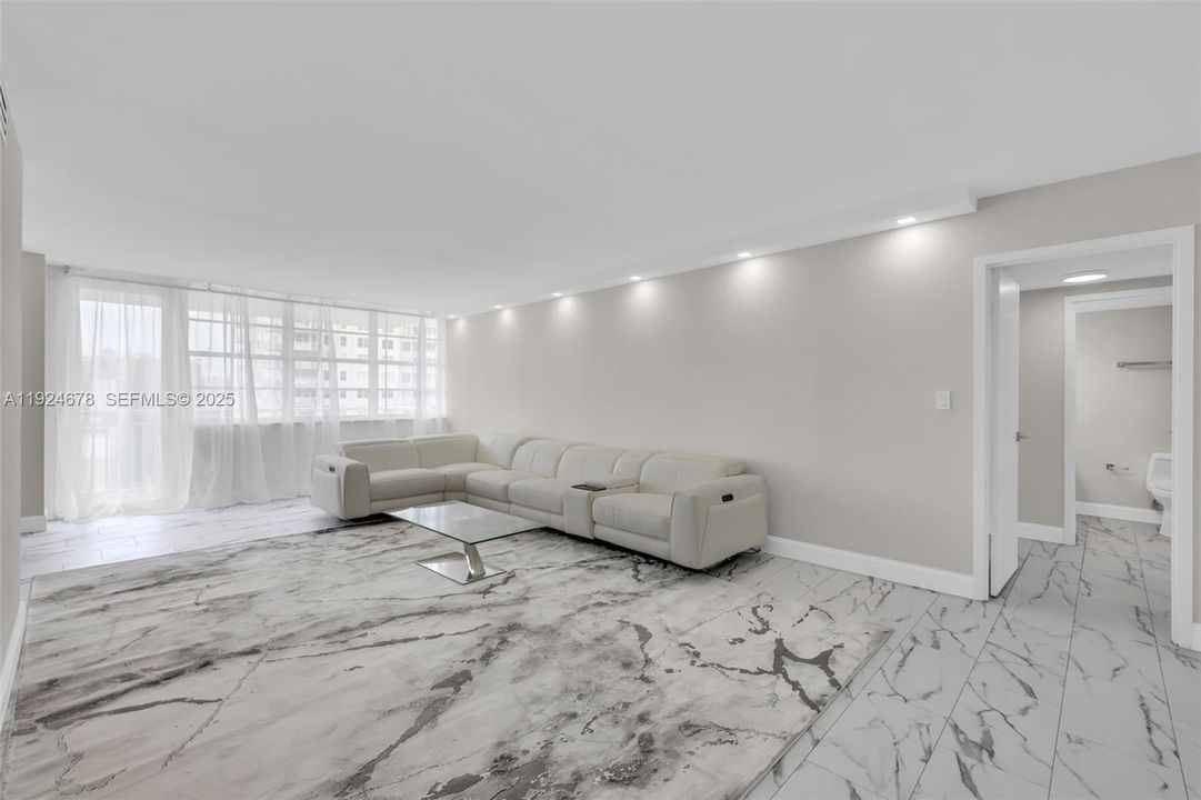 For Sale: $450,000 (1 beds, 2 baths, 943 Square Feet)