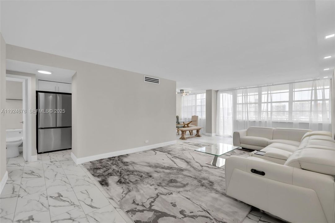 For Sale: $450,000 (1 beds, 2 baths, 943 Square Feet)