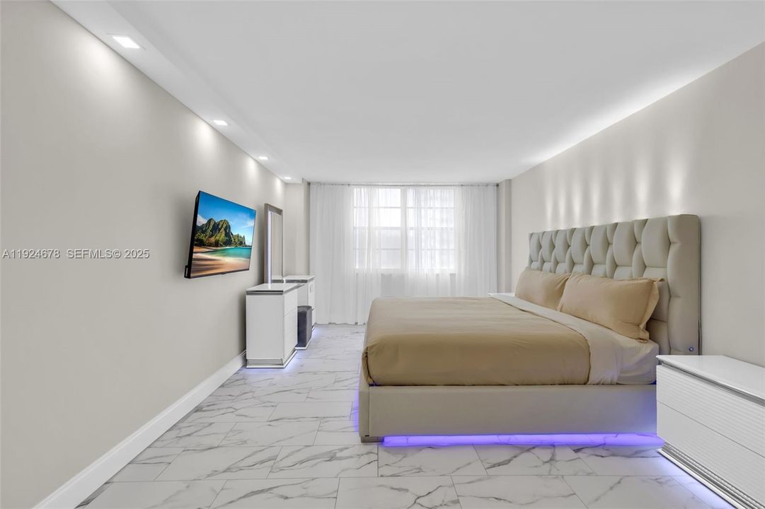 For Sale: $450,000 (1 beds, 2 baths, 943 Square Feet)