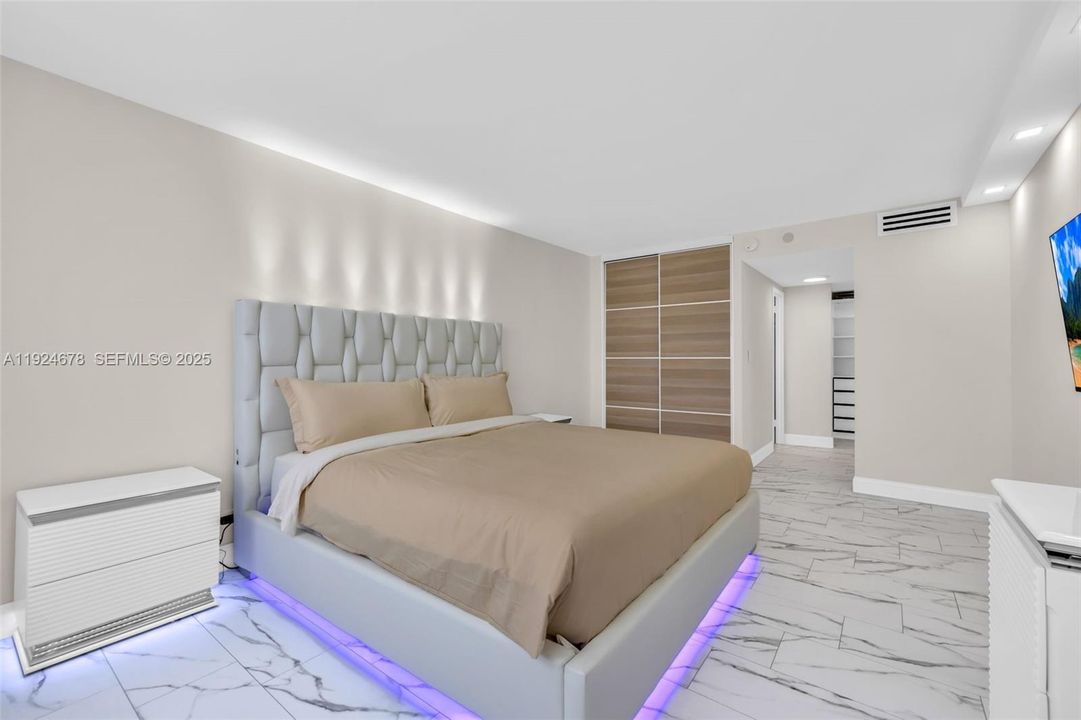 For Sale: $450,000 (1 beds, 2 baths, 943 Square Feet)