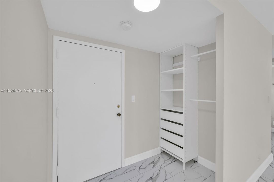 For Sale: $450,000 (1 beds, 2 baths, 943 Square Feet)