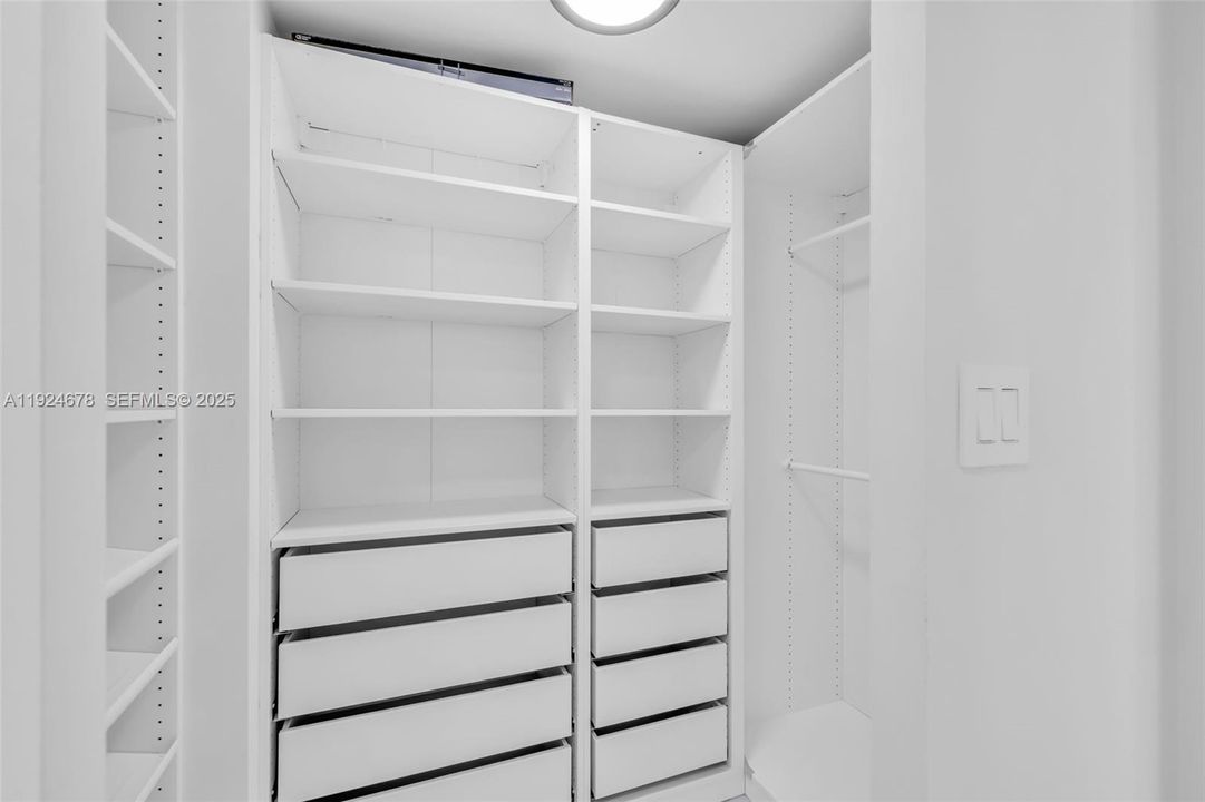 For Sale: $450,000 (1 beds, 2 baths, 943 Square Feet)