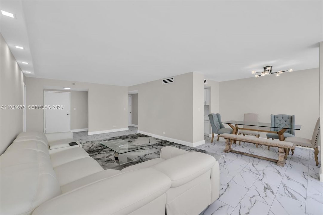 For Sale: $450,000 (1 beds, 2 baths, 943 Square Feet)