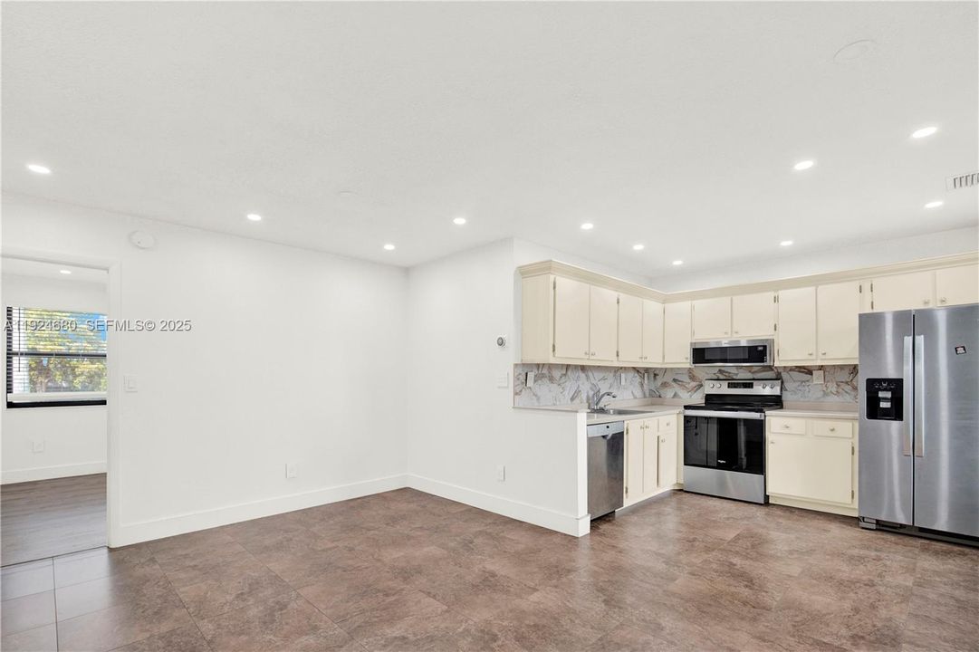 For Sale: $294,500 (3 beds, 2 baths, 940 Square Feet)