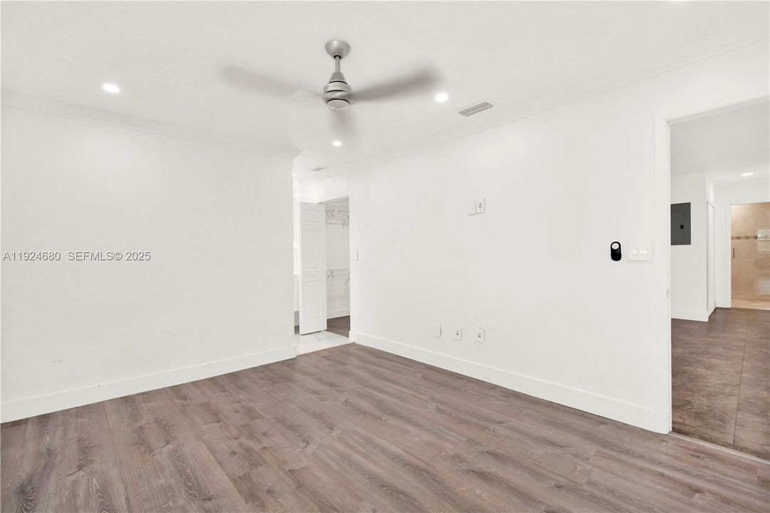 For Sale: $294,500 (3 beds, 2 baths, 940 Square Feet)