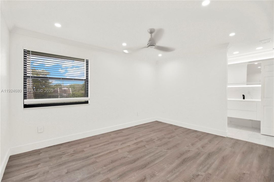 For Sale: $294,500 (3 beds, 2 baths, 940 Square Feet)