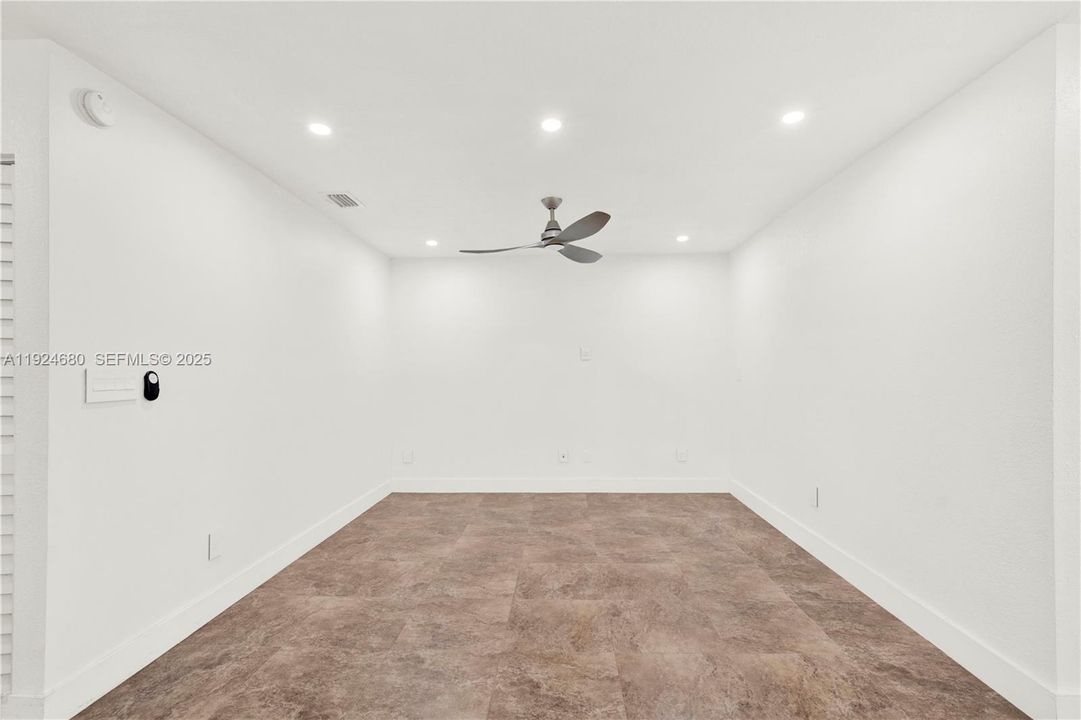 For Sale: $294,500 (3 beds, 2 baths, 940 Square Feet)