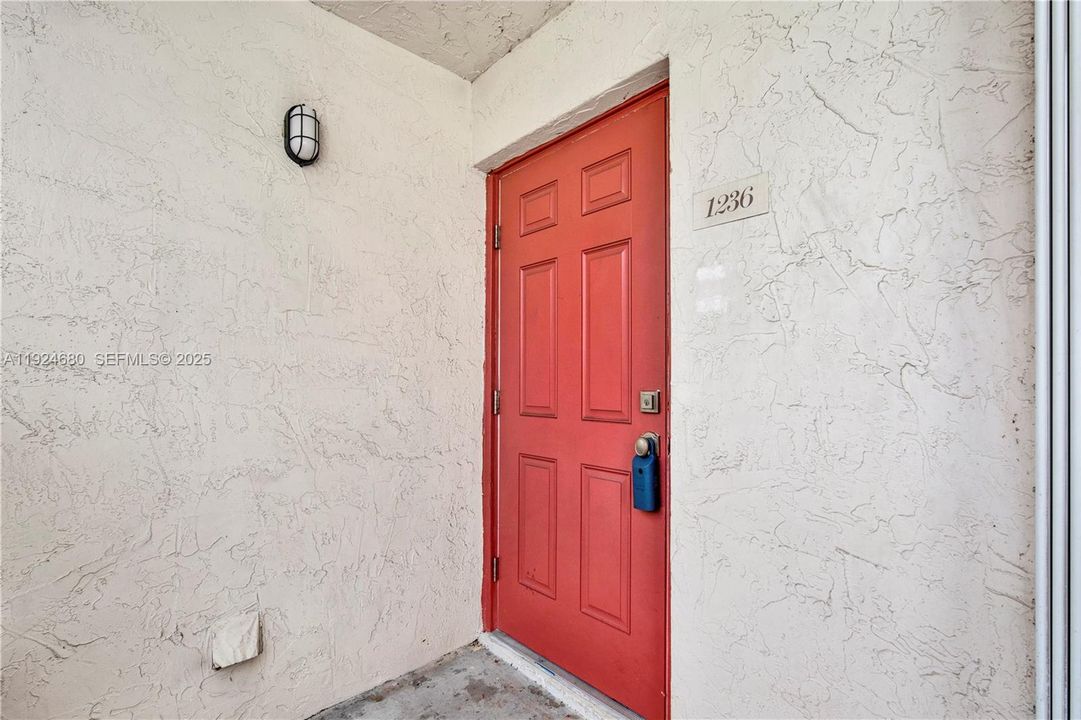 For Sale: $294,500 (3 beds, 2 baths, 940 Square Feet)