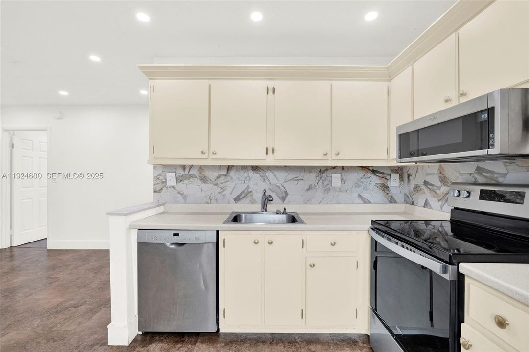 For Sale: $294,500 (3 beds, 2 baths, 940 Square Feet)