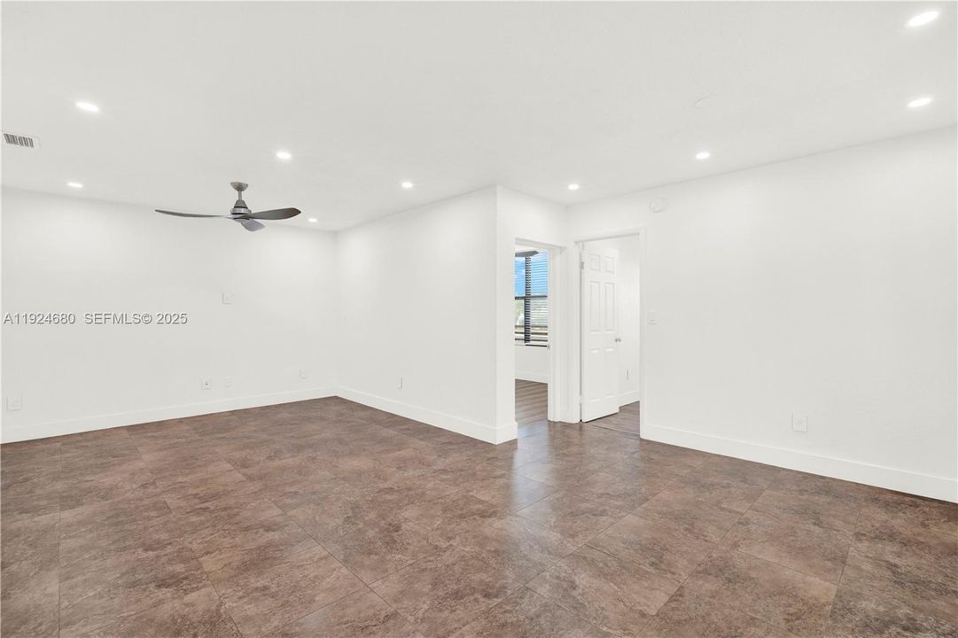 For Sale: $294,500 (3 beds, 2 baths, 940 Square Feet)