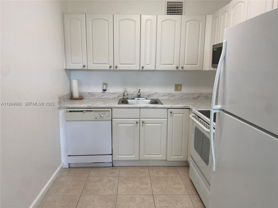 For Rent: $2,200 (2 beds, 2 baths, 1044 Square Feet)