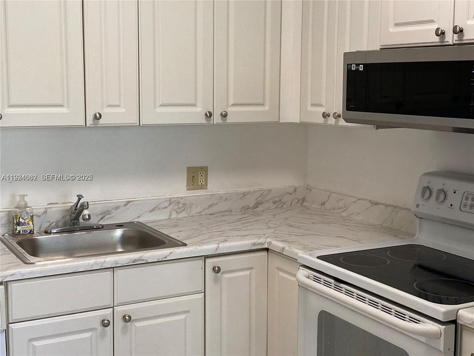 For Rent: $2,200 (2 beds, 2 baths, 1044 Square Feet)