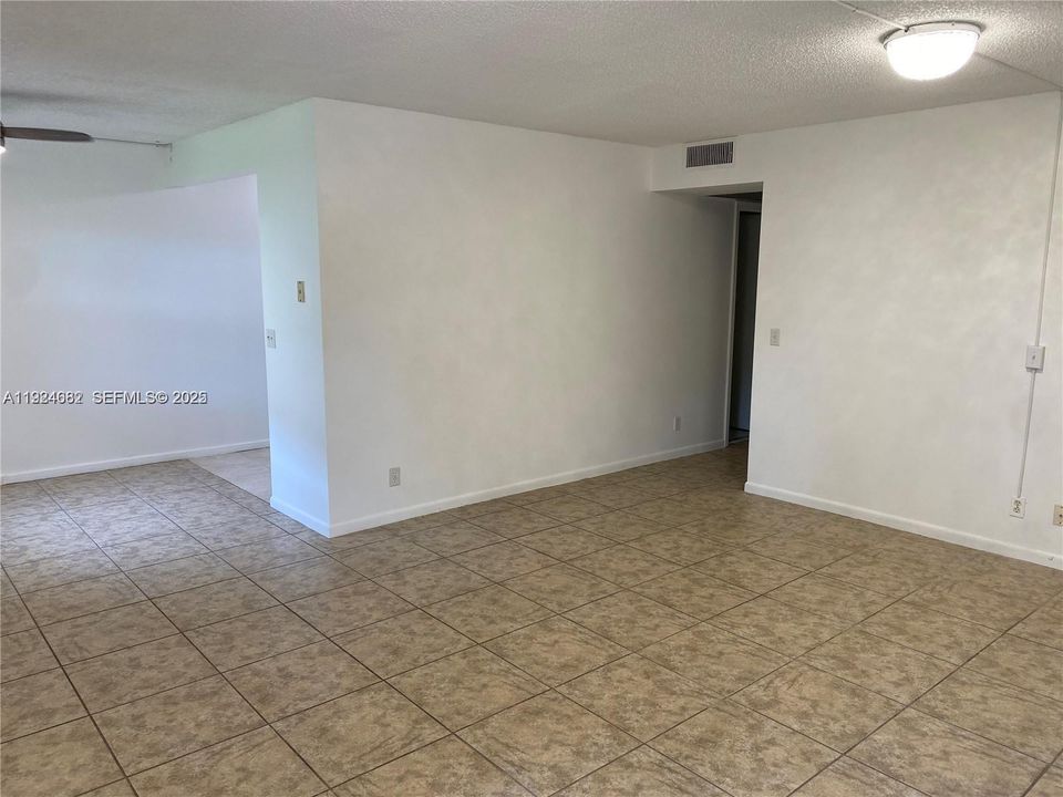 For Rent: $2,200 (2 beds, 2 baths, 1044 Square Feet)