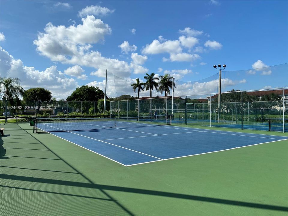 For Rent: $2,200 (2 beds, 2 baths, 1044 Square Feet)