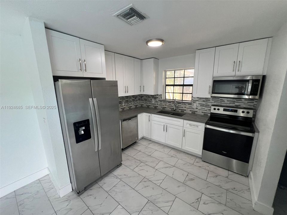 На продажу: $455,000 (3 спален, 2 ванн, 1281 Квадратных фут)