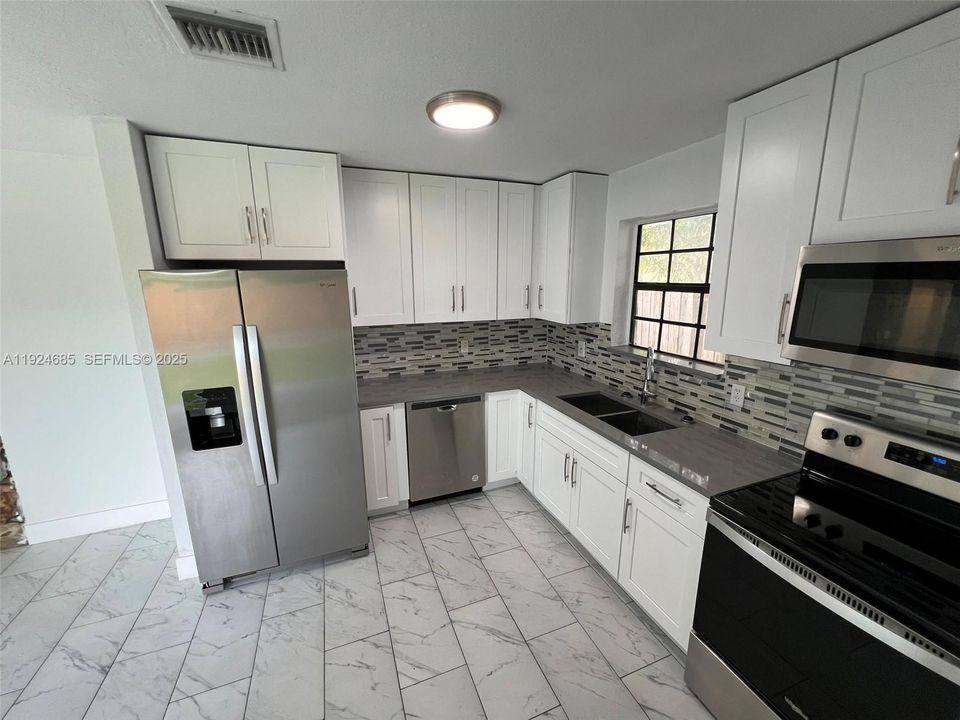 На продажу: $455,000 (3 спален, 2 ванн, 1281 Квадратных фут)