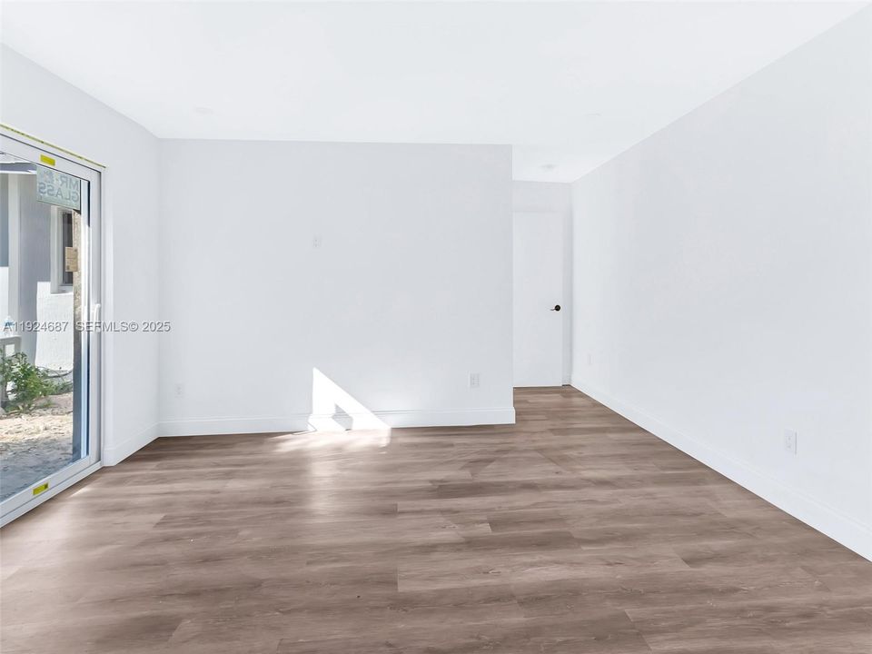 For Rent: $6,000 (2 beds, 1 baths, 1000 Square Feet)