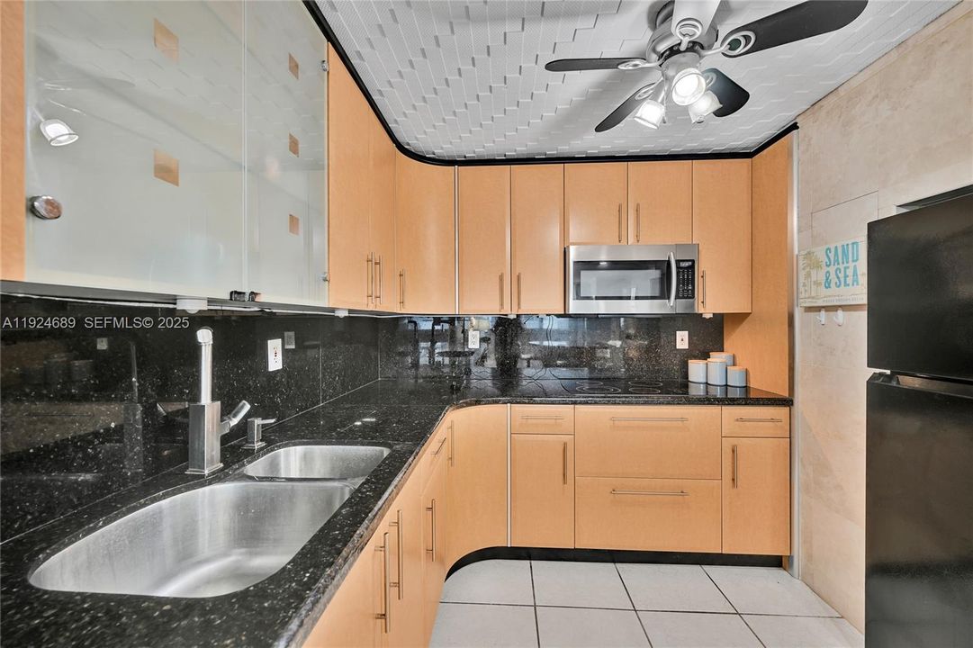 For Sale: $525,000 (2 beds, 2 baths, 1065 Square Feet)