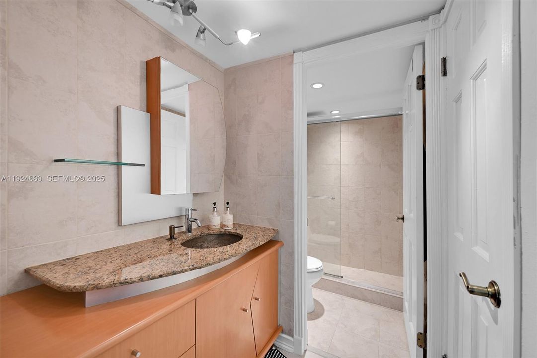 For Sale: $525,000 (2 beds, 2 baths, 1065 Square Feet)