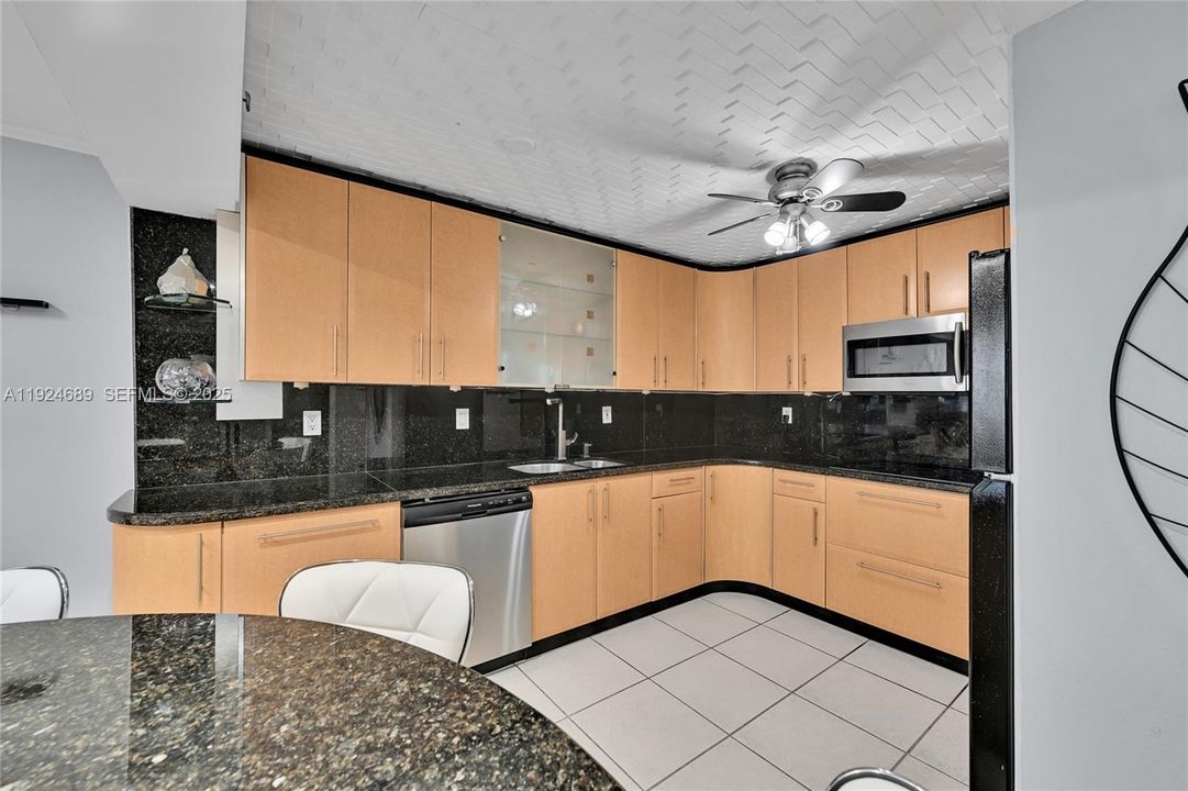 For Sale: $525,000 (2 beds, 2 baths, 1065 Square Feet)