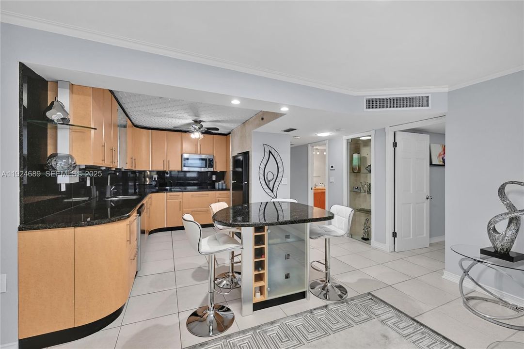 For Sale: $525,000 (2 beds, 2 baths, 1065 Square Feet)