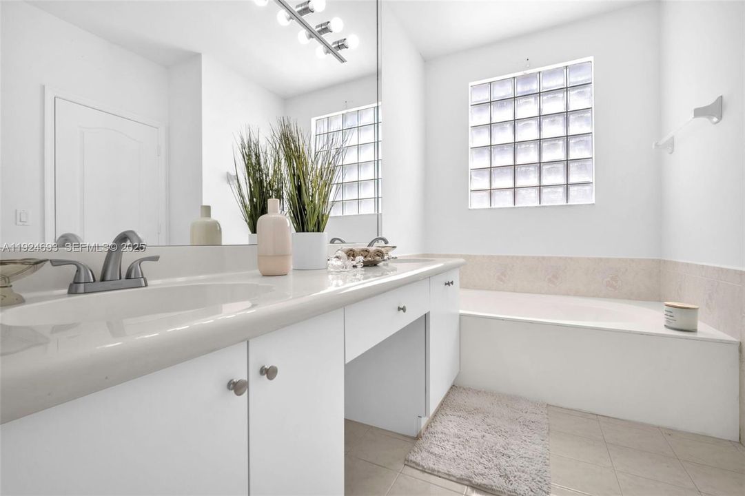 For Sale: $895,000 (4 beds, 3 baths, 2563 Square Feet)