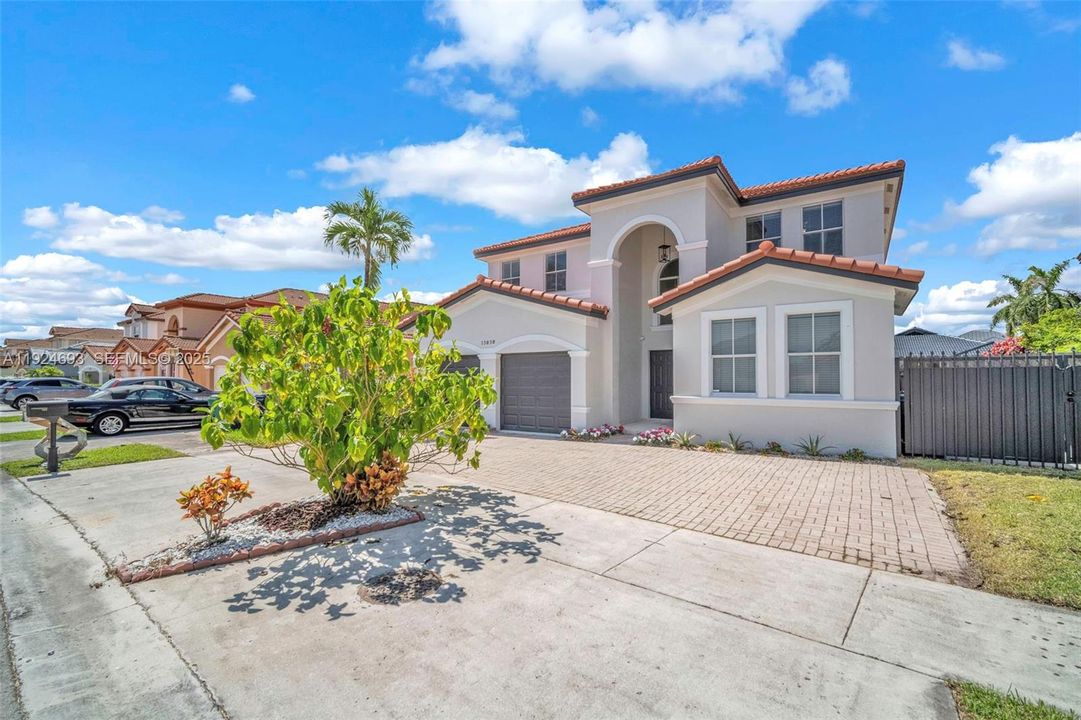 For Sale: $895,000 (4 beds, 3 baths, 2563 Square Feet)