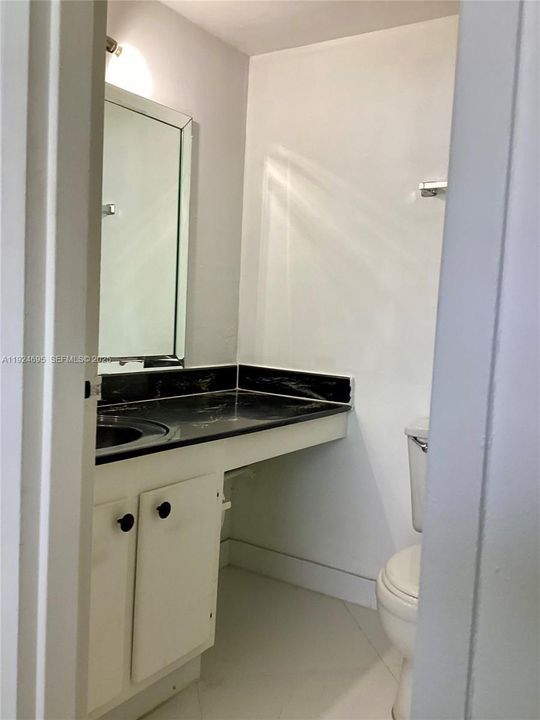 For Rent: $2,500 (2 beds, 2 baths, 963 Square Feet)