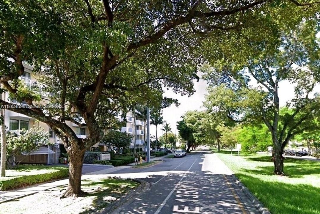 For Rent: $2,500 (2 beds, 2 baths, 963 Square Feet)