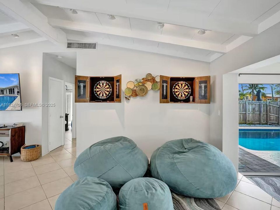 For Rent: $5,500 (3 beds, 2 baths, 1572 Square Feet)