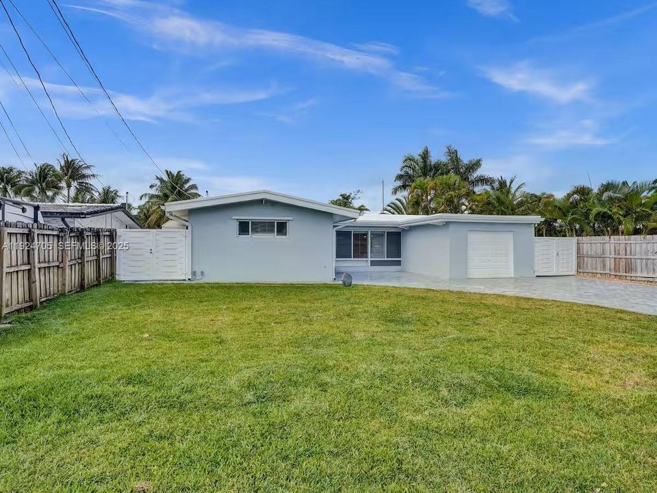 For Rent: $5,500 (3 beds, 2 baths, 1572 Square Feet)