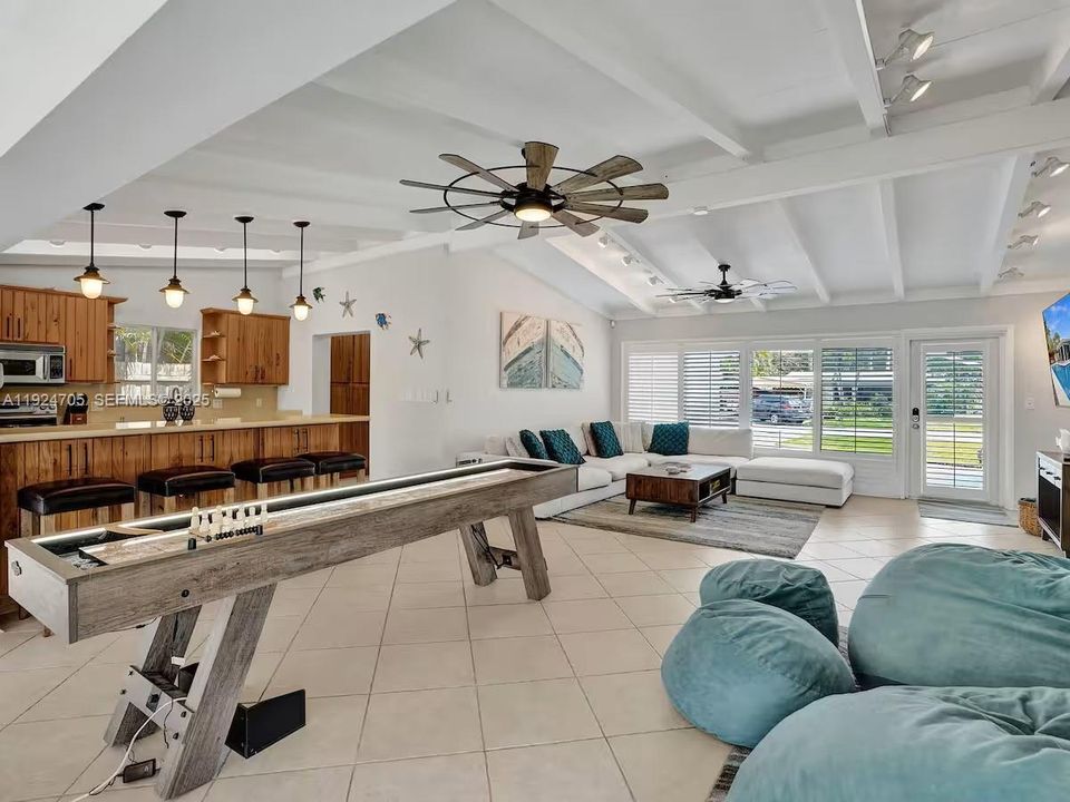 For Rent: $5,500 (3 beds, 2 baths, 1572 Square Feet)