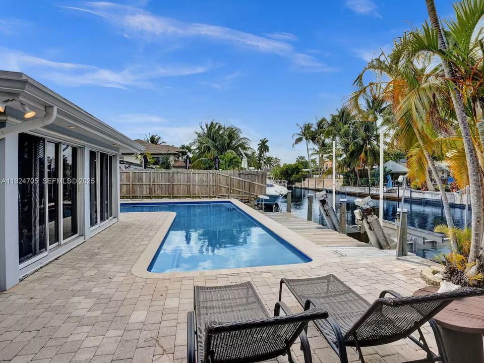 For Rent: $5,500 (3 beds, 2 baths, 1572 Square Feet)