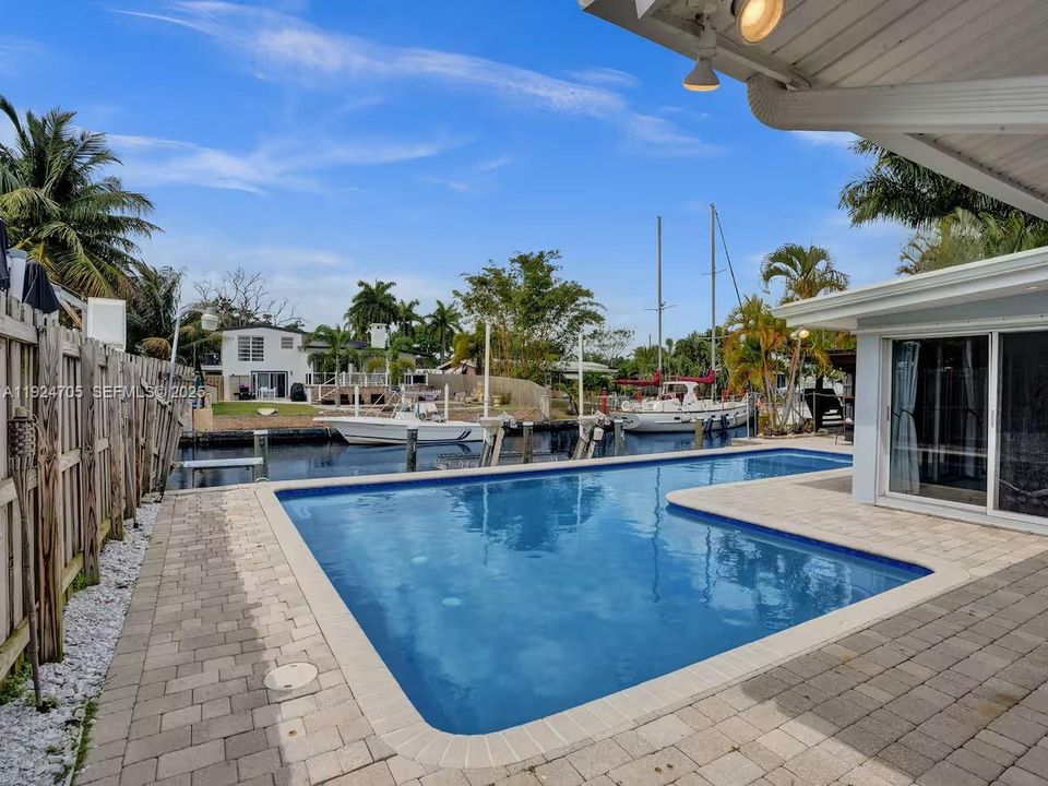 For Rent: $5,500 (3 beds, 2 baths, 1572 Square Feet)