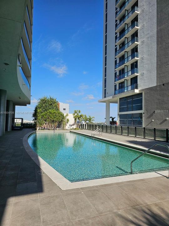 出租: $3,550 (1 贝兹, 1 浴室, 853 平方英尺)