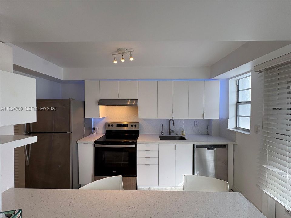 出租: $2,750 (2 贝兹, 1 浴室, 768 平方英尺)