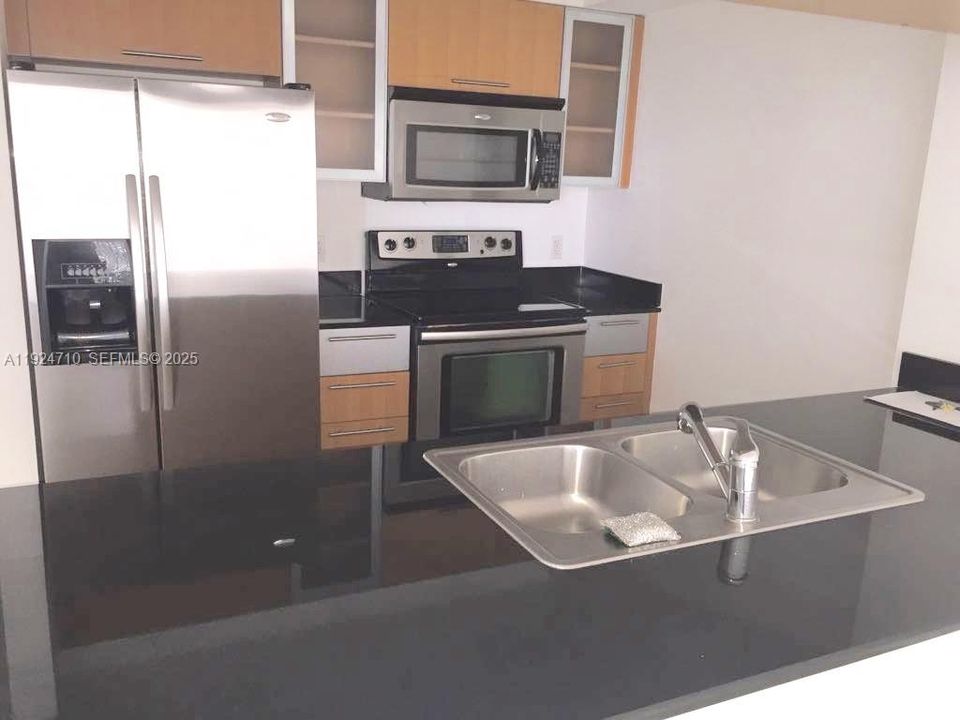For Sale: $340,000 (1 beds, 1 baths, 825 Square Feet)