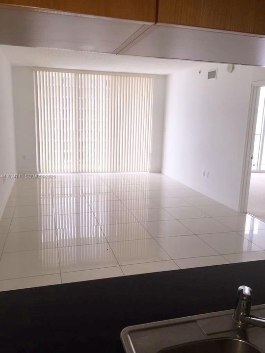 For Sale: $340,000 (1 beds, 1 baths, 825 Square Feet)