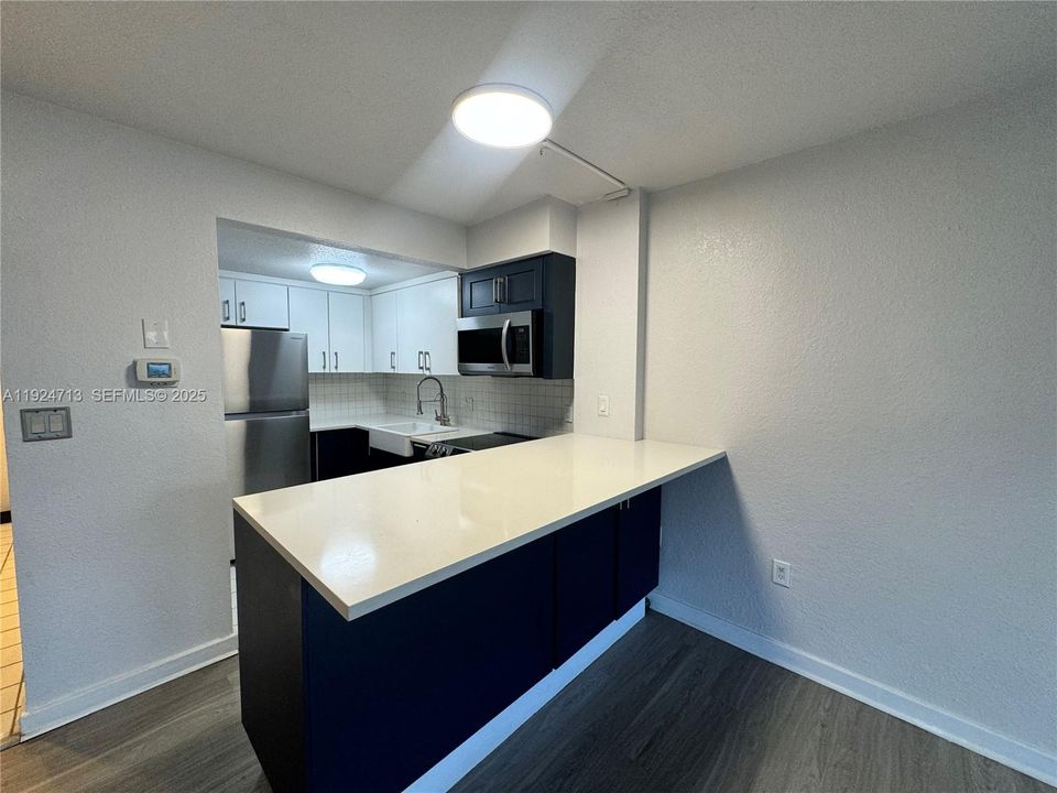 For Rent: $1,950 (1 beds, 2 baths, 710 Square Feet)