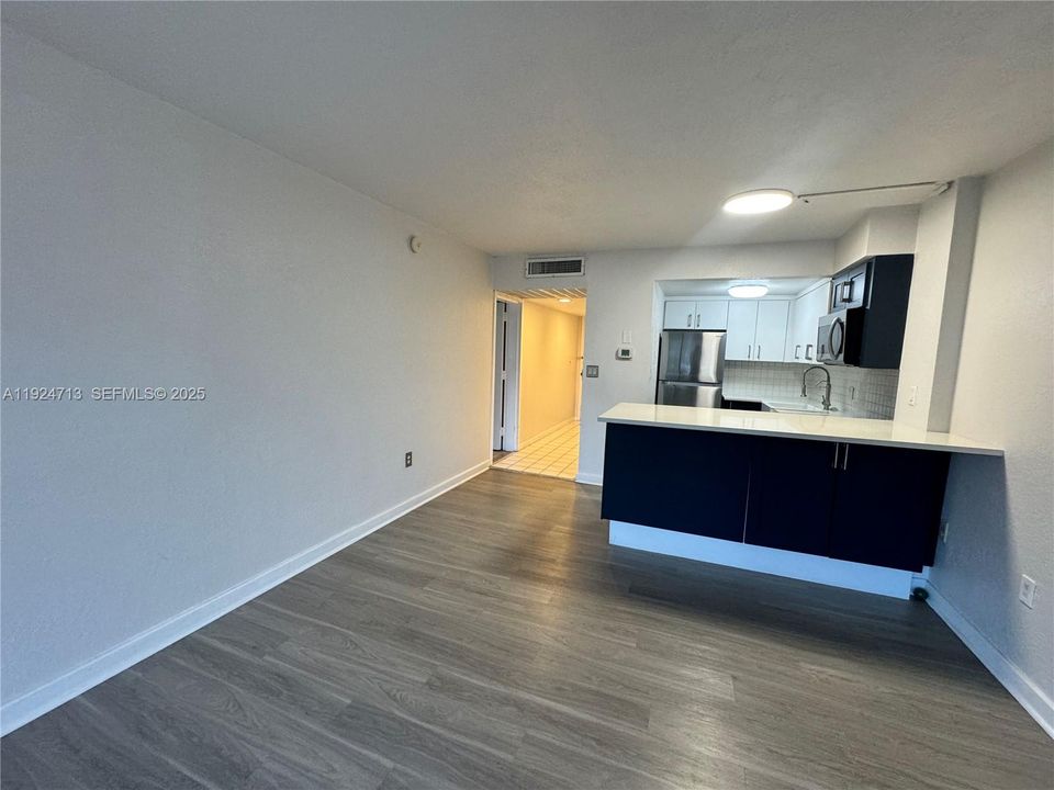 For Rent: $1,950 (1 beds, 2 baths, 710 Square Feet)