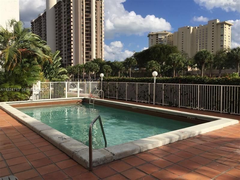 For Rent: $1,950 (1 beds, 2 baths, 710 Square Feet)