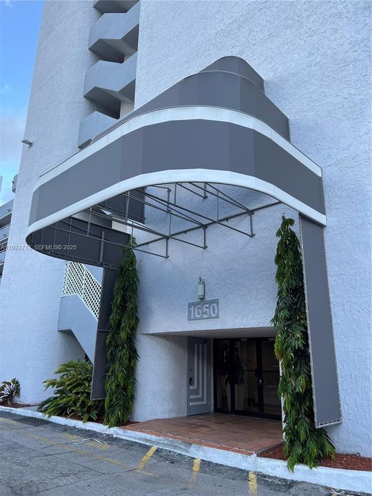 For Rent: $1,950 (1 beds, 2 baths, 710 Square Feet)