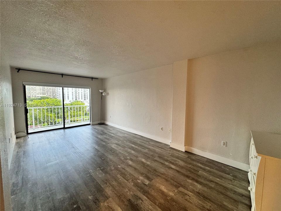 For Rent: $1,950 (1 beds, 2 baths, 710 Square Feet)