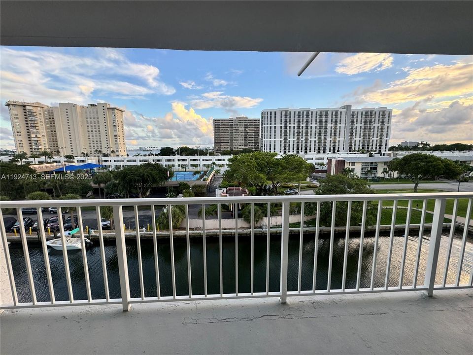 For Rent: $1,950 (1 beds, 2 baths, 710 Square Feet)