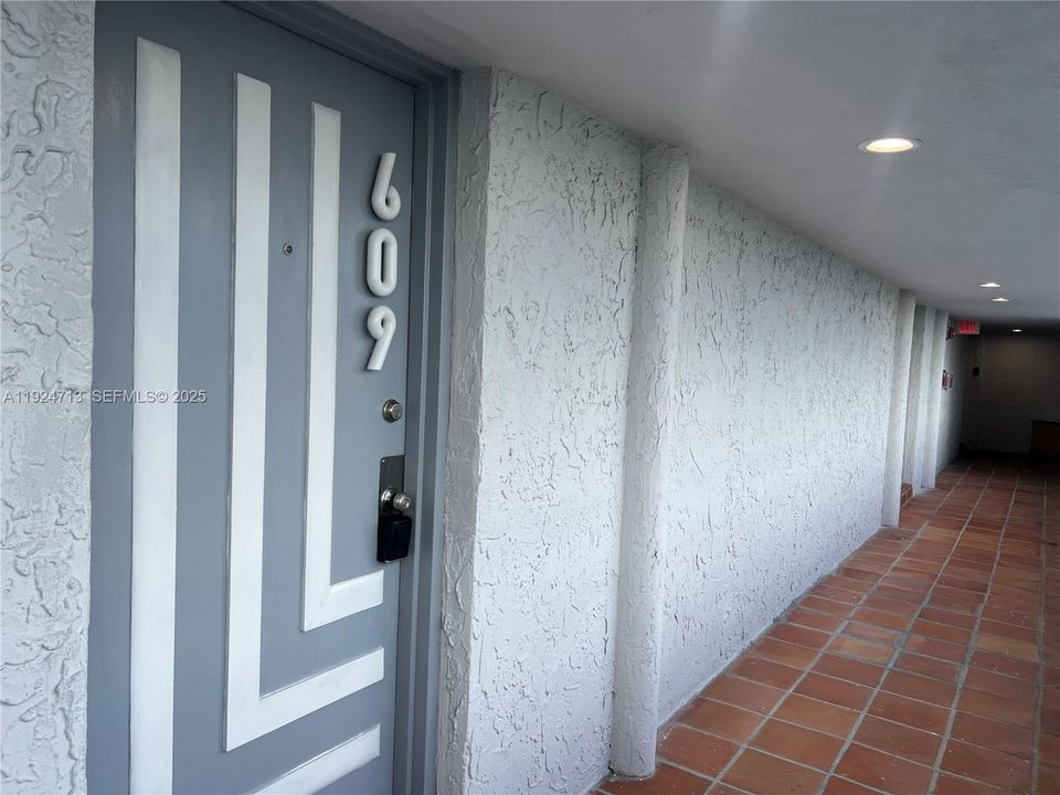 For Rent: $1,950 (1 beds, 2 baths, 710 Square Feet)