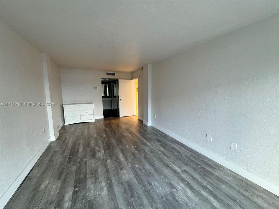 For Rent: $1,950 (1 beds, 2 baths, 710 Square Feet)